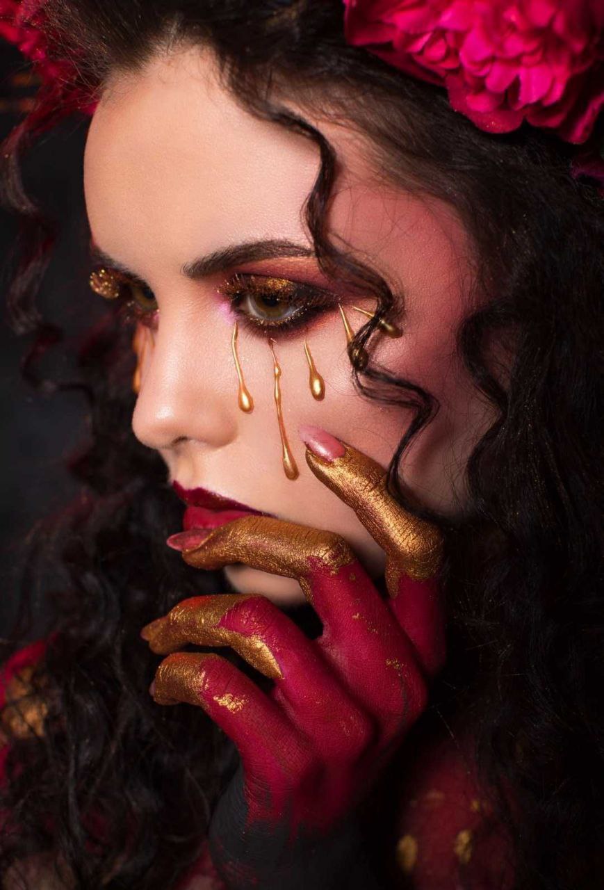 Kreatives Make-up mit goldenen Akzenten – künstlerischer Look von Make-up Artist Natali Beliaeva, Nürnberg.