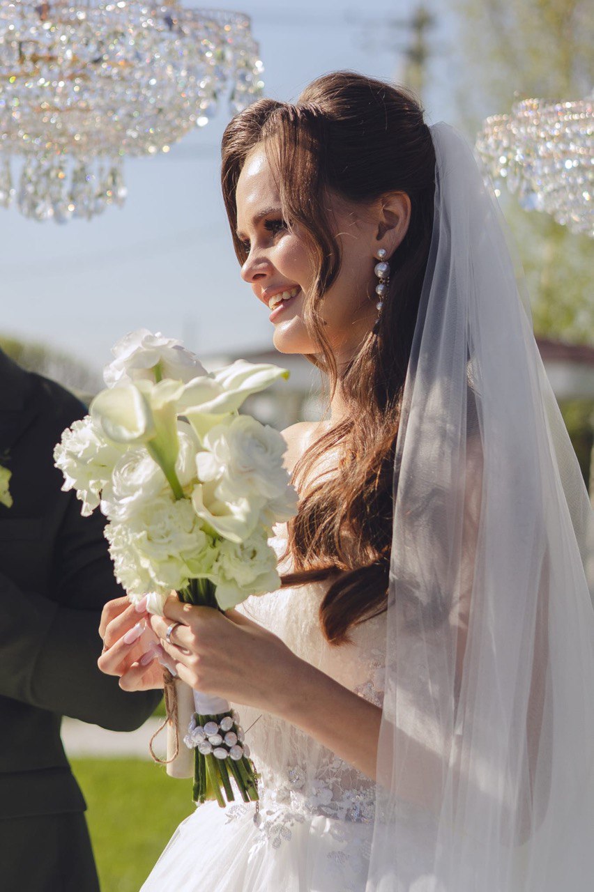 Zartes Braut-Make-up und Frisur mit Schleier und Locken, Natali Beliaeva, Visagistin in Nürnberg