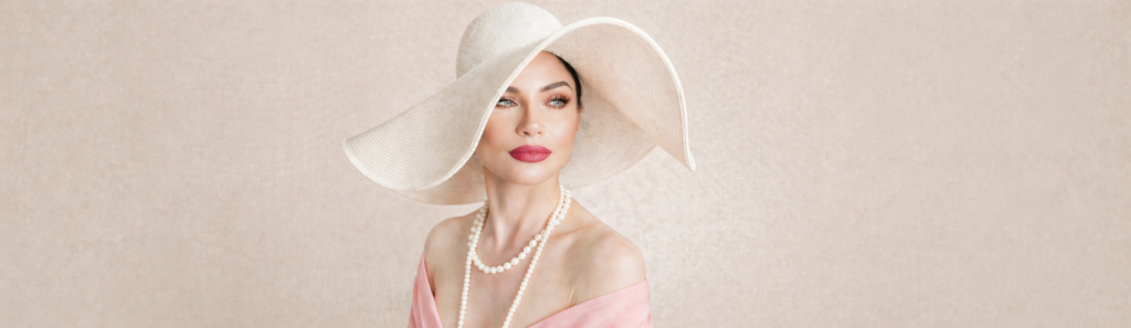 Stylistin und Visagistin Natali Belyaeva, elegantes Porträt mit Hut im rosa Look, Imageberatung Dienstleistungen