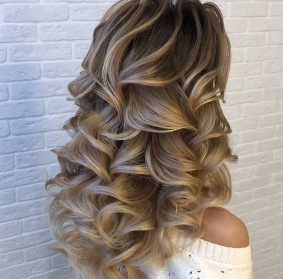 Voluminöse Locken für langes Haar, Abendstyling von Stylistin Natali Beliaeva