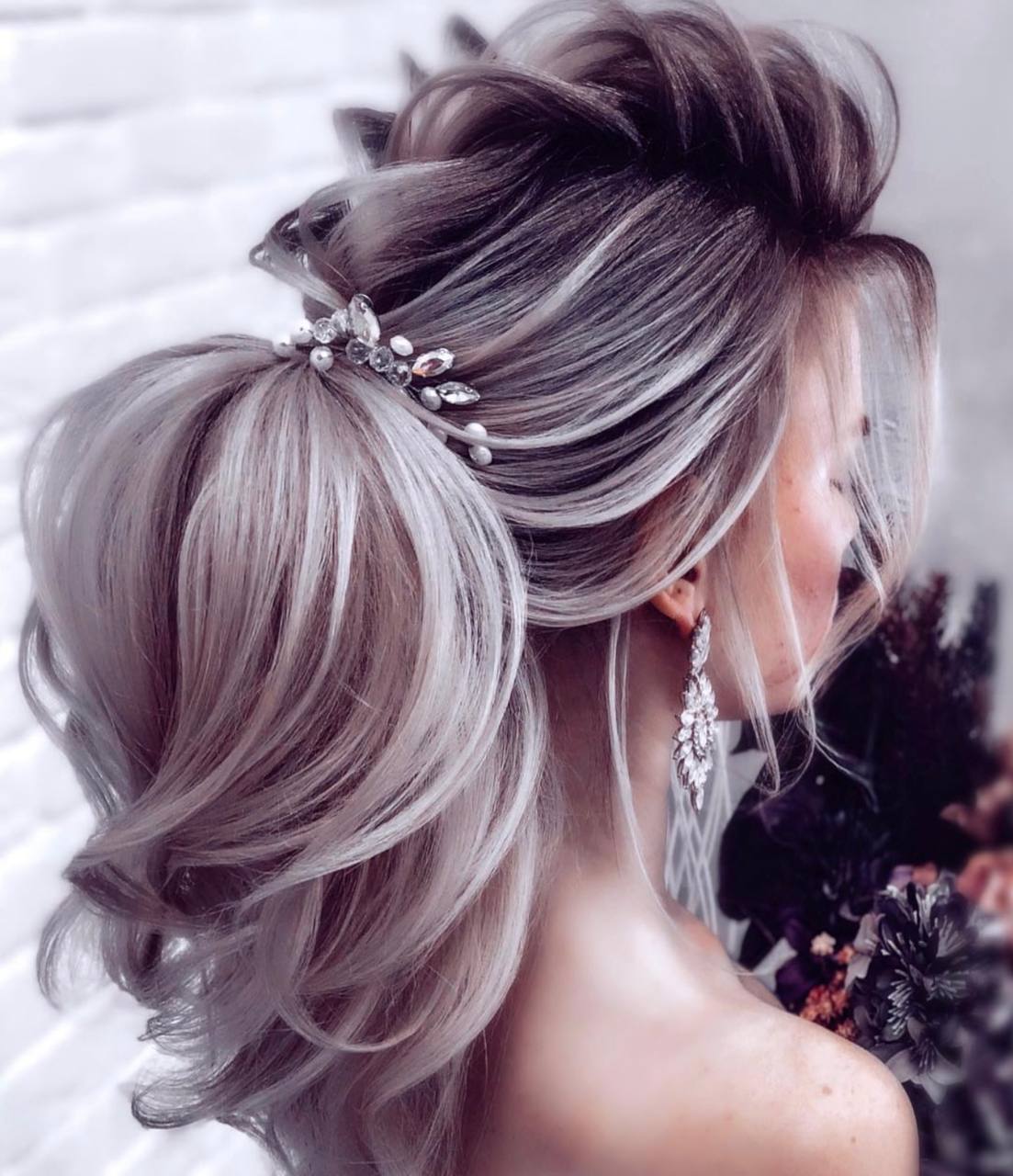 Voluminöse Brautfrisur mit Locken und Strass-Haarschmuck, Stylistin Natali Beliaeva