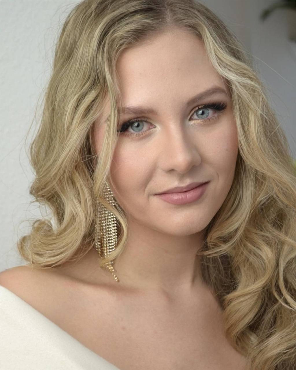 Natürliches Tages-Make-up mit Locken – Arbeit der Visagistin Natali Beliaeva in Nürnberg