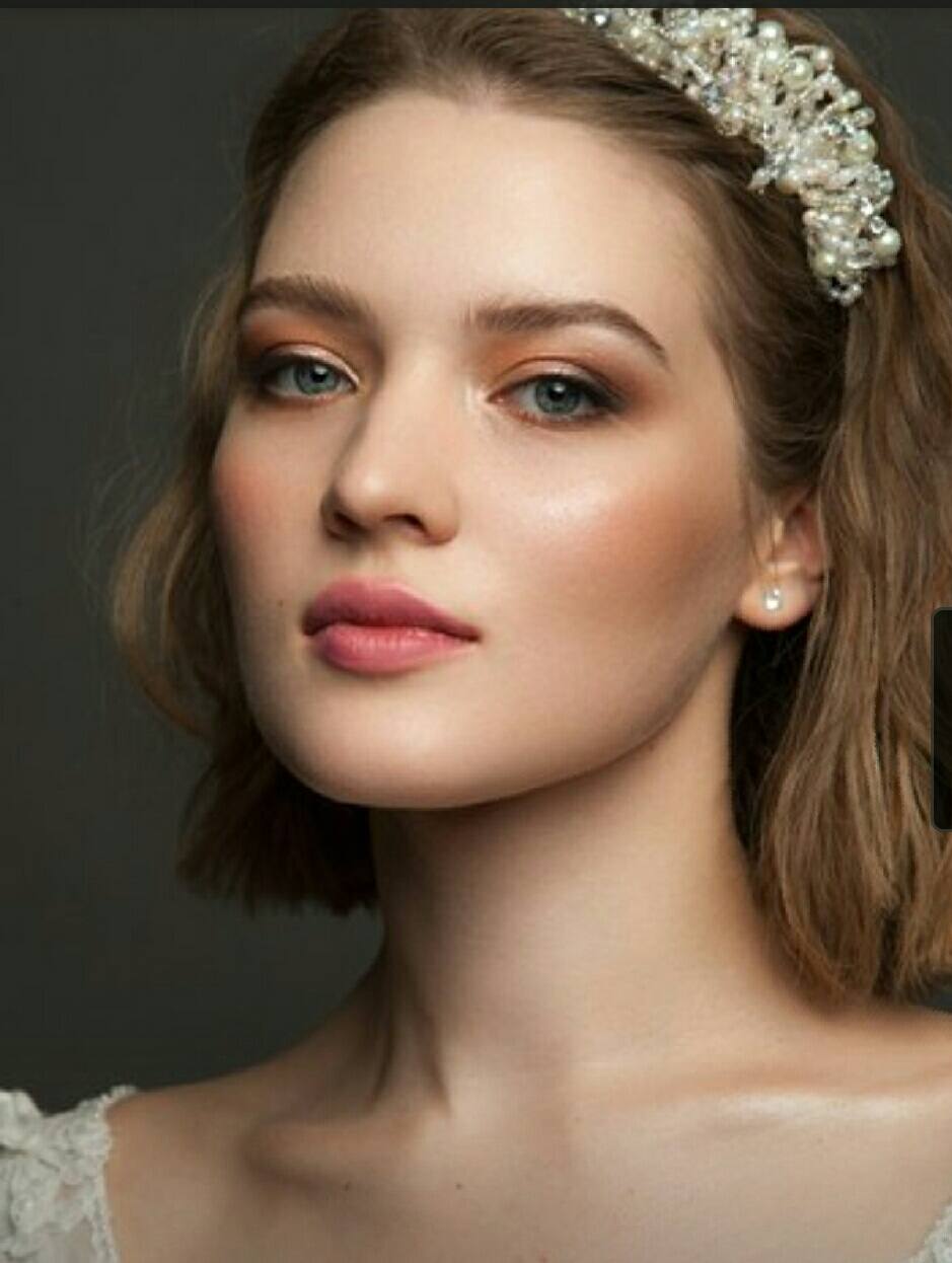 Dezentes Tages-Make-up mit strahlender Haut – Arbeit der Visagistin Natali Beliaeva in Bayern