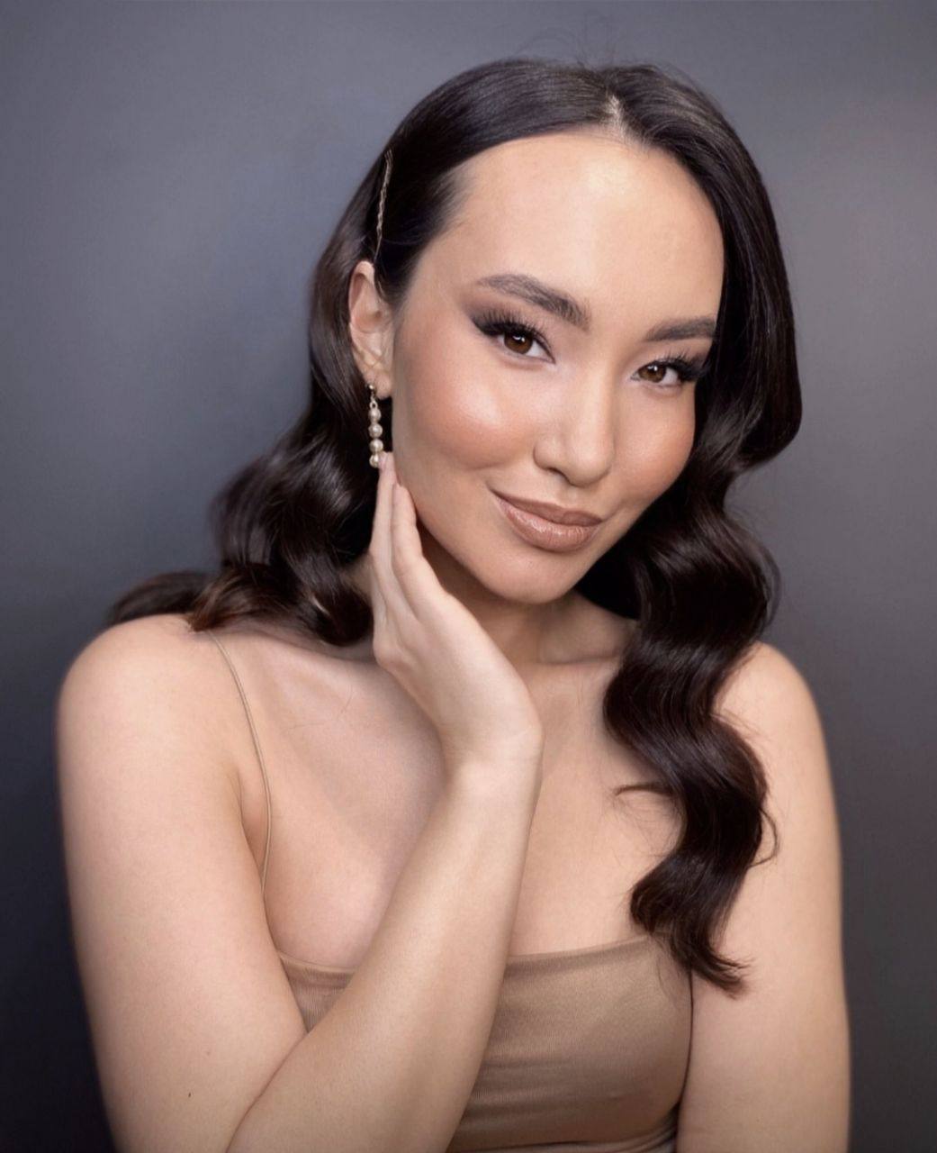 Tages-Make-up mit Betonung der Augen und strahlender Haut – Arbeit der Visagistin Natali Beliaeva