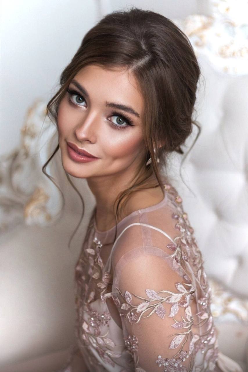 Sanftes Abend-Make-up in Rosé- und Beigetönen mit strahlender Haut – Arbeit der Visagistin Natalia Beliaeva in Bayern