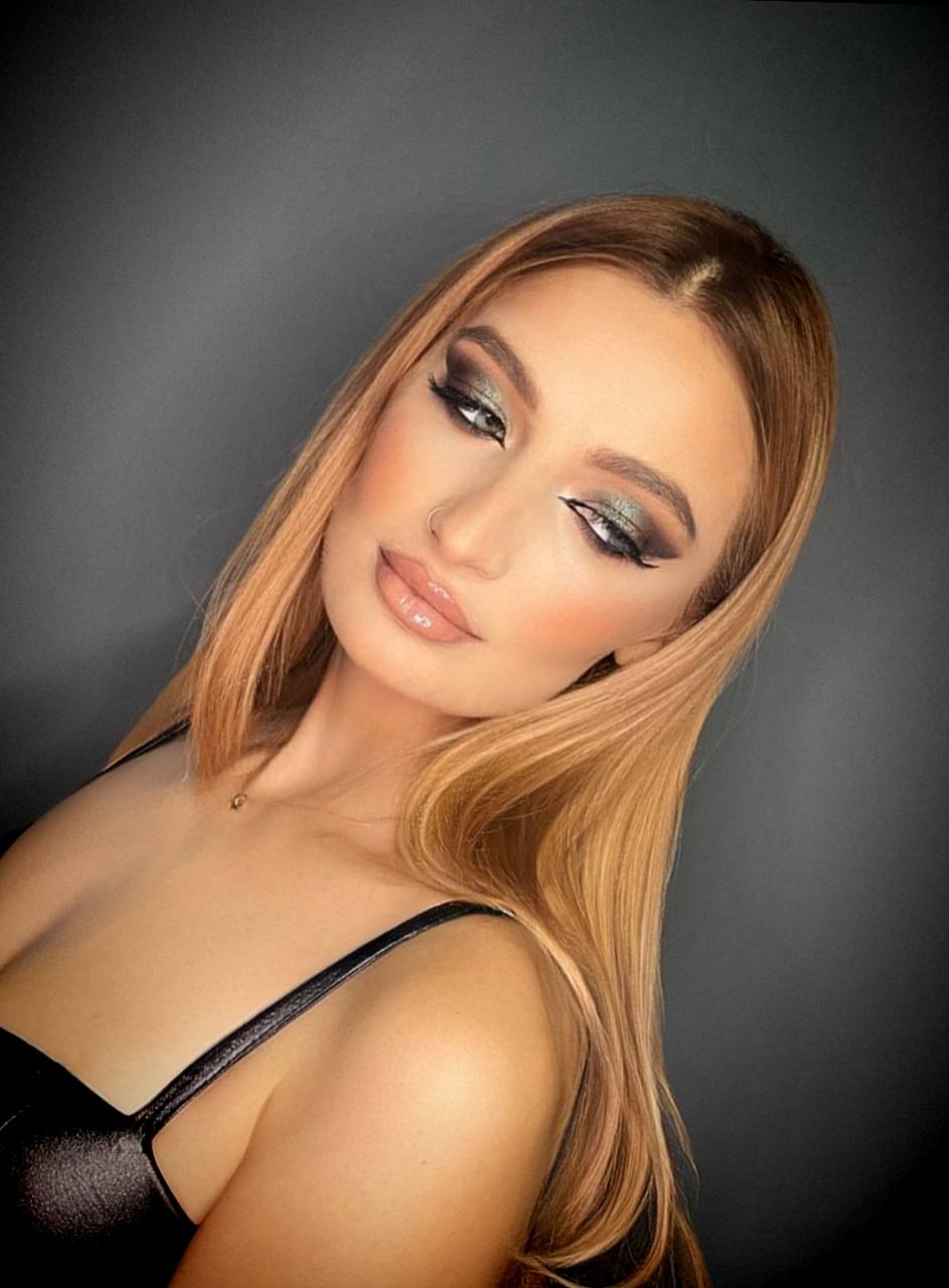 Glamouröses Abend-Make-up mit schimmernden Lidschatten und betonten Lippen – Natali Beliaeva, Make-up-Artistin in Bayern