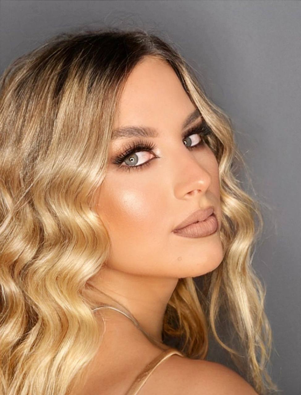 Glamouröses Abend-Make-up mit sanftem Contouring und goldenen Lidschatten – Visagistin Natali Beliaeva, Nürnberg