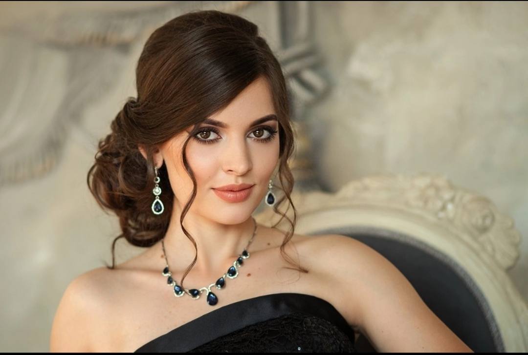 Elegantes Abend-Make-up und Frisur mit Betonung der Augen und natürlichem Glow – Visagistin Natali Beliaeva, Nürnberg