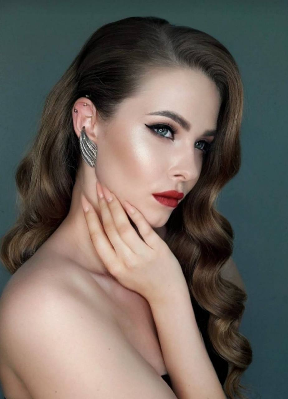Klassisches Abend-Make-up mit rotem Lippenstift und Retro-Wellen – Arbeit der Make-up-Artistin Natali Beliaeva in Bayern