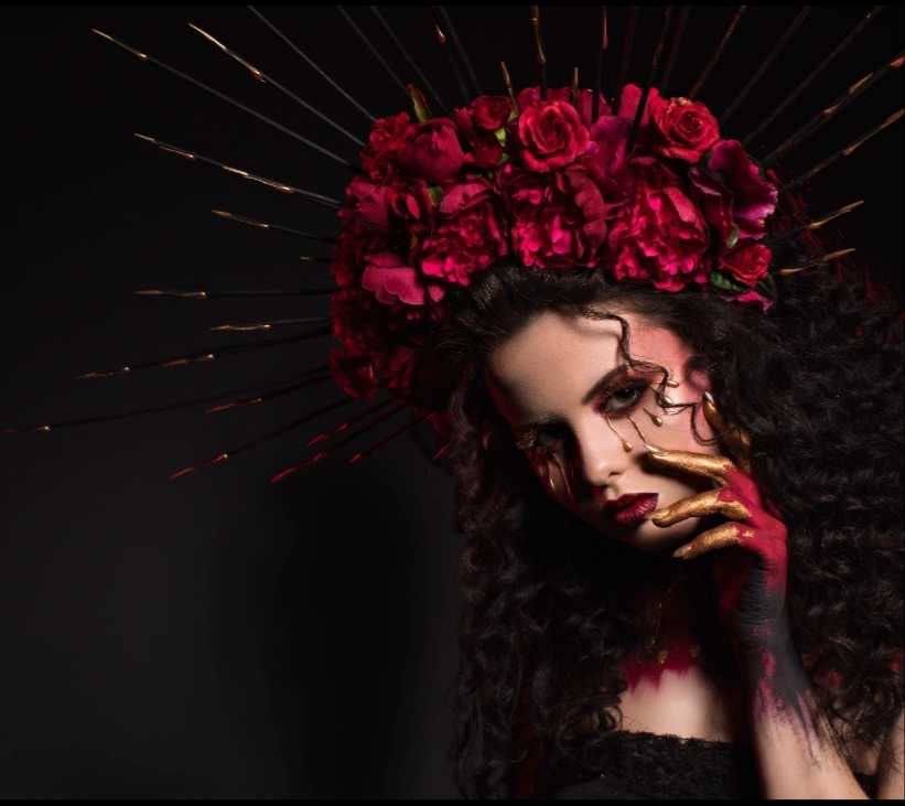 Künstlerisches Make-up mit roten Akzenten und Rosenkrone, Natali Beliaeva, Bayern