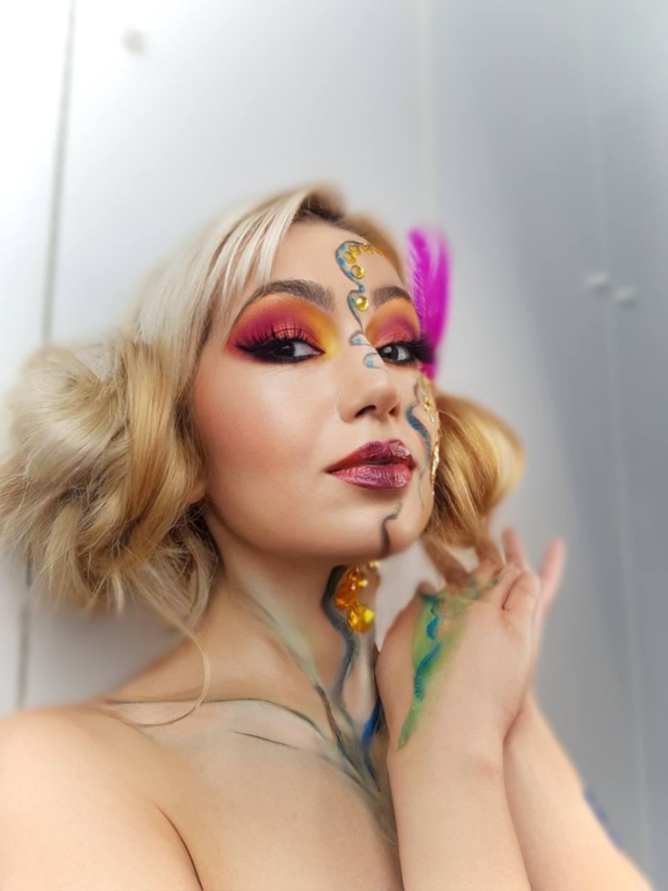 Künstlerisches Make-up mit leuchtenden Farben, Federn und Face-Art-Elementen, Natali Beliaeva, Bayern