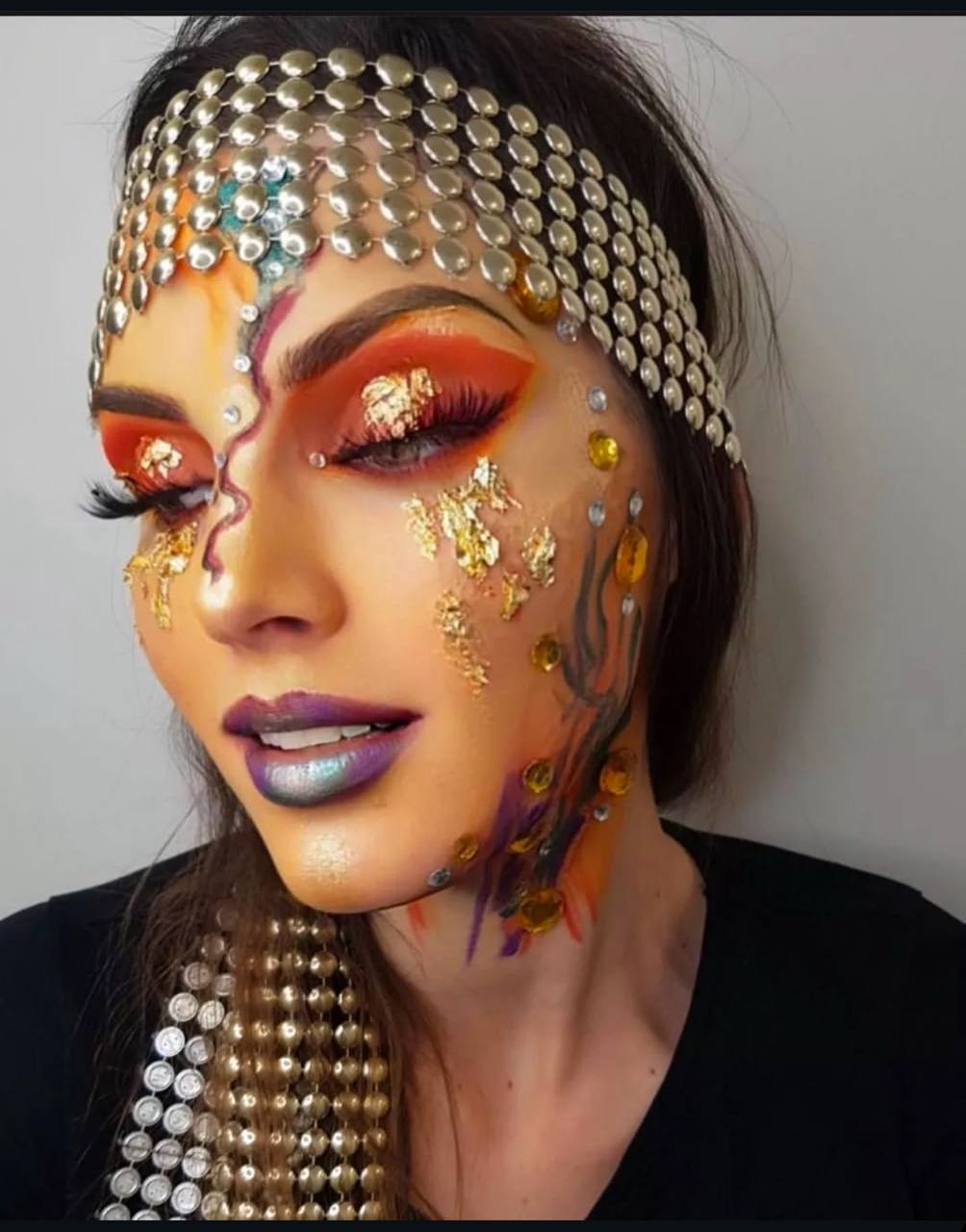 Kreatives Make-up mit goldenen Details und Strasssteinen, Natali Beliaeva, Nürnberg