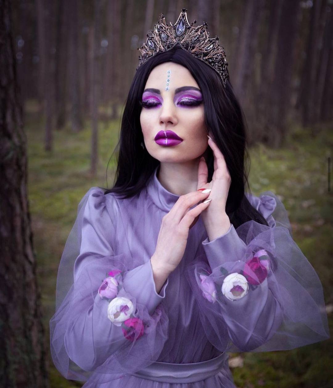 Kreatives Fantasy-Make-up mit violetten Akzenten und Krone, Visagistin Natali Beliaeva, Nürnberg