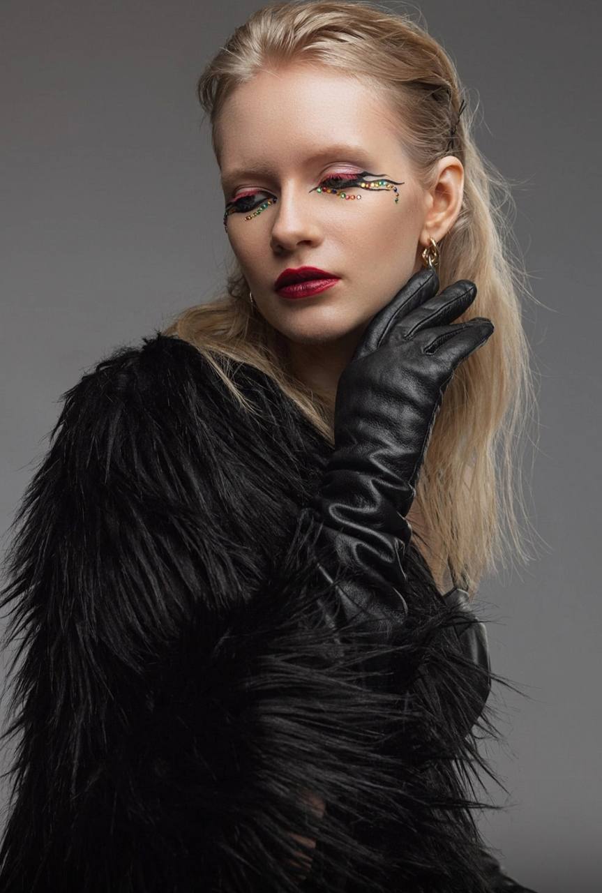 Kreatives Make-up für Fotoshooting, moderner Look mit Fokus auf Augen und Lippen, Visagistin Natali Beliaeva, Nürnberg