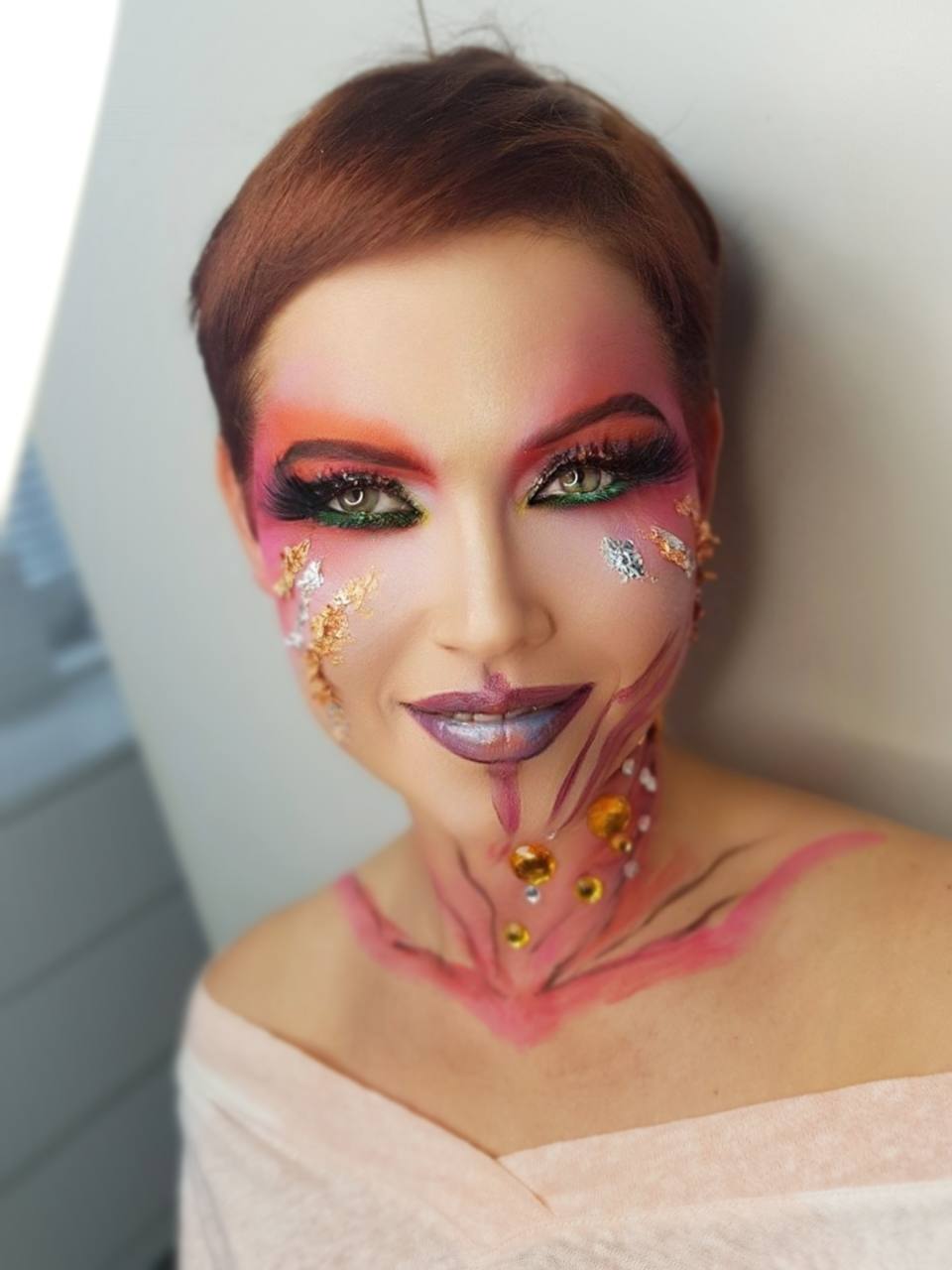 Künstlerisches Make-up mit bunten Lidschatten und Gesichtsschmuck, kreatives Projekt von Natali Beliaeva