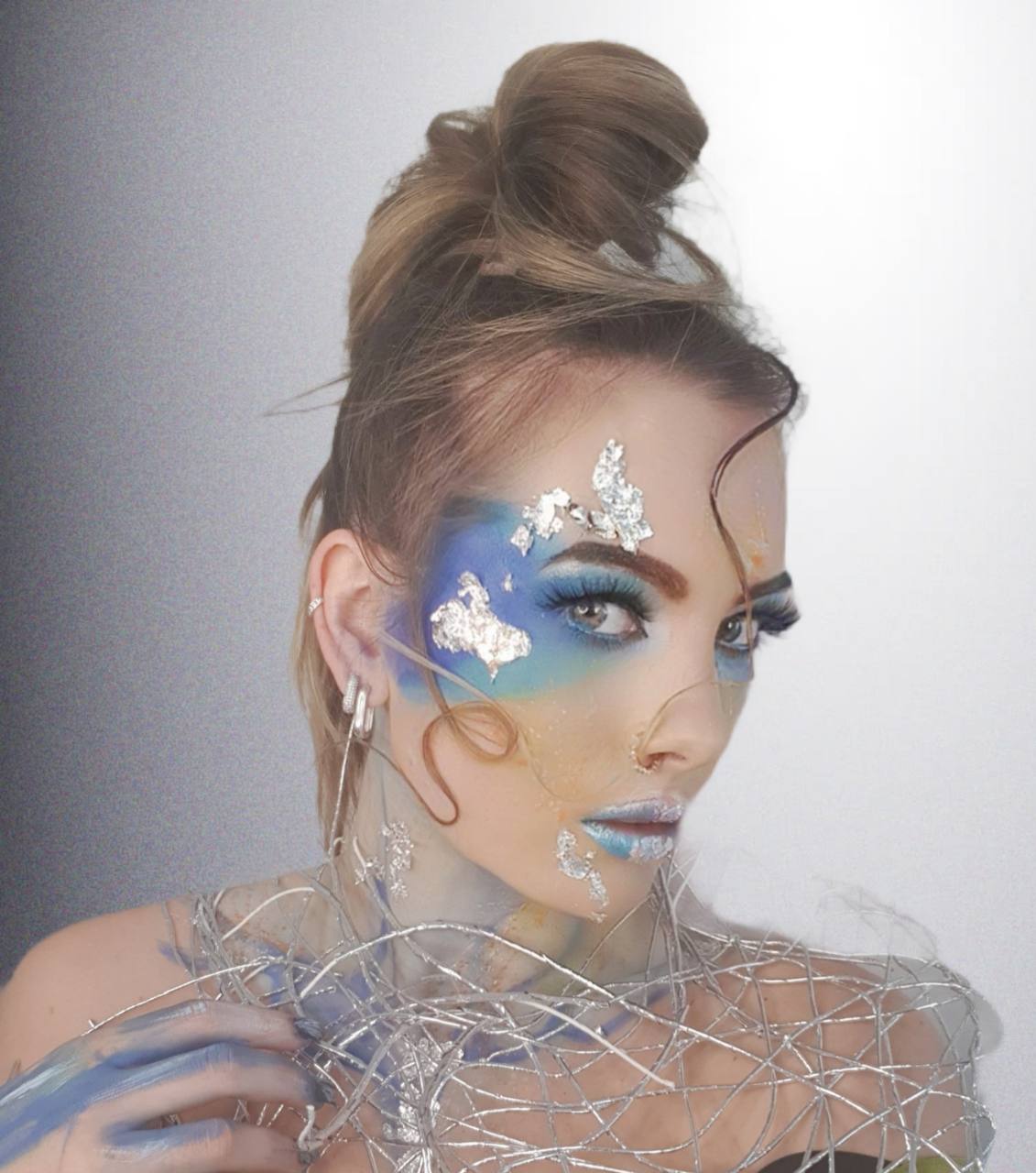 Kreatives Make-up im futuristischen Stil mit Silberfolie und blauen Akzenten, Visagistin Natali Beliaeva, Nürnberg