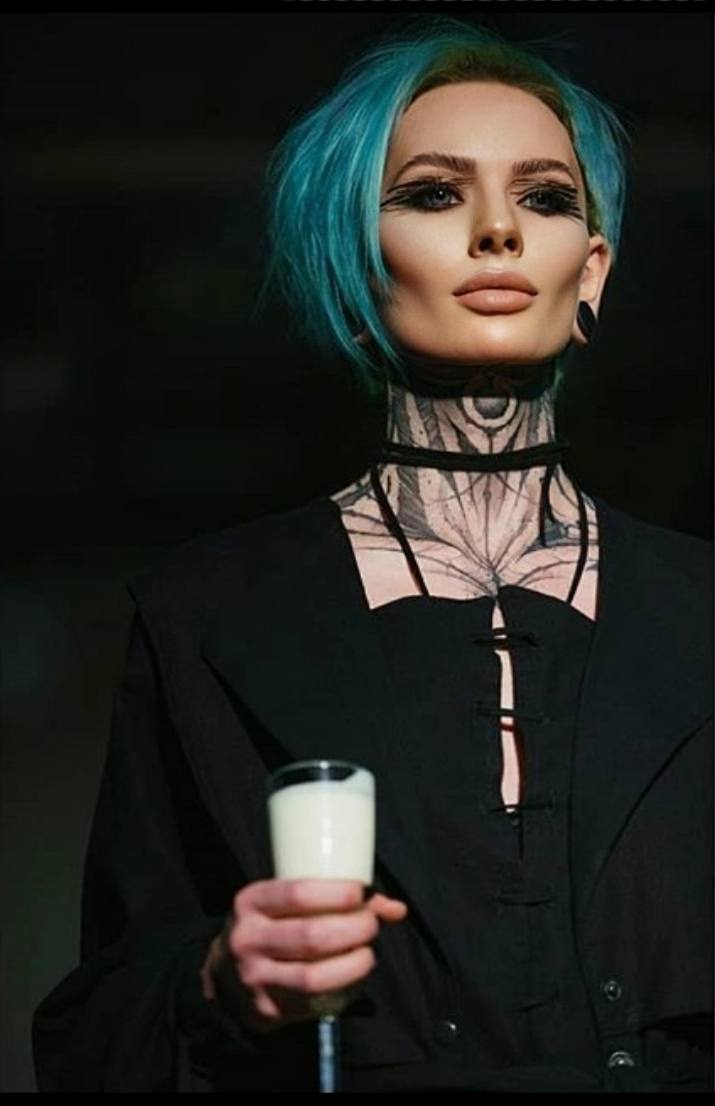 Künstlerisches Make-up mit grafischen Linien und kontrastierendem Look für eine Fashion-Show, Natali Beliaeva, Bayern