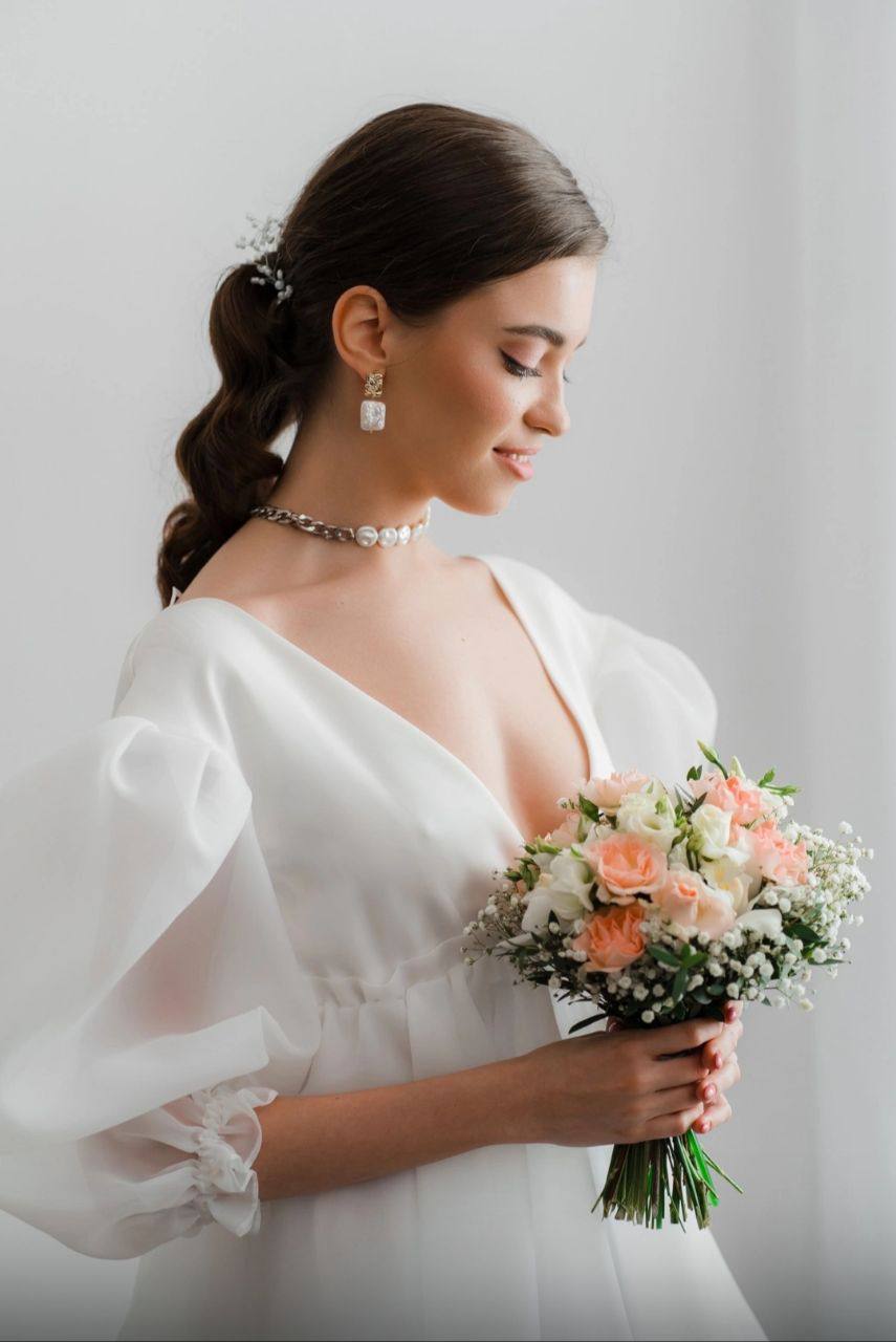 Zartes Braut-Make-up und Frisur, Braut mit Blumenstrauß, Natali Beliaeva