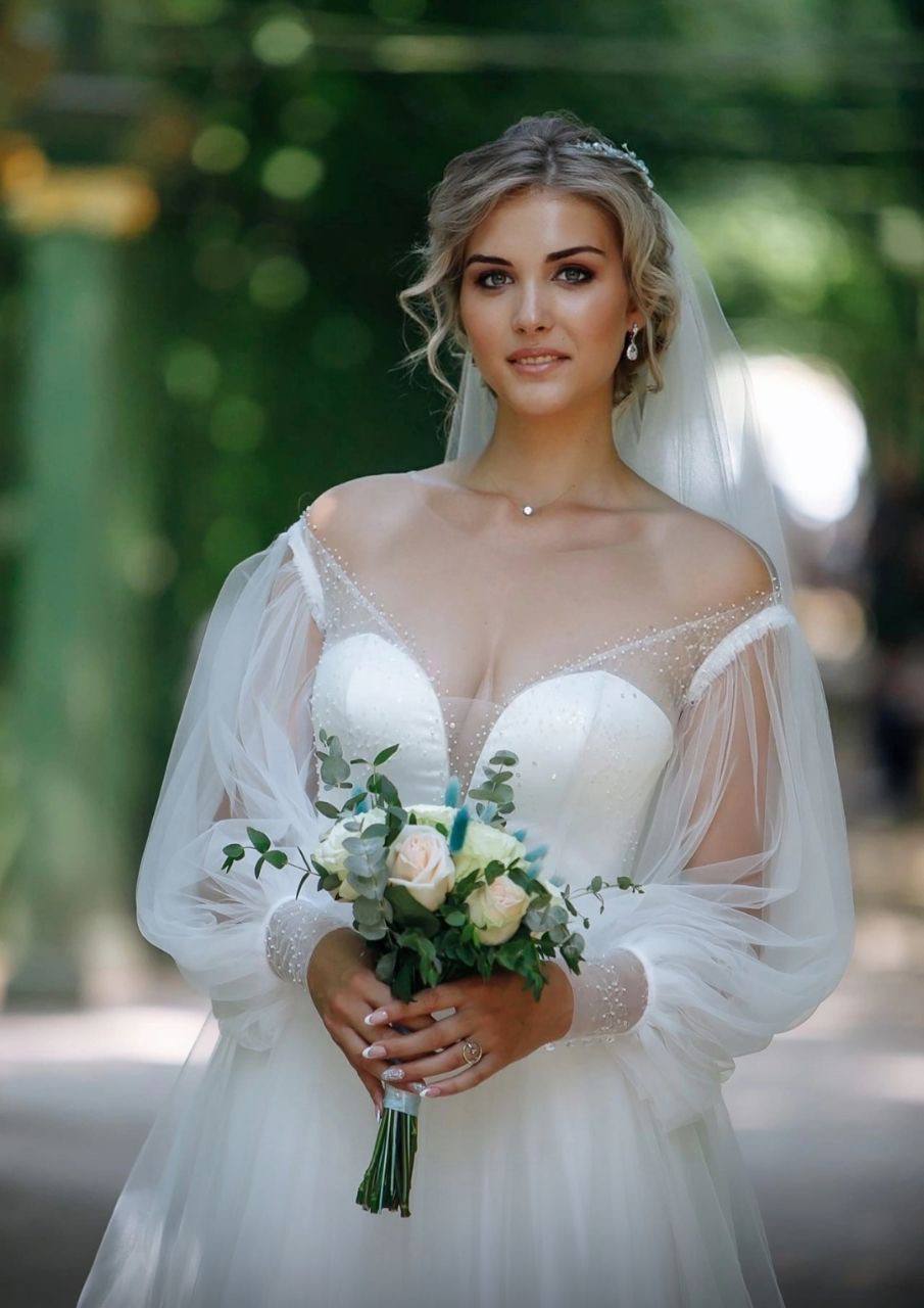 Braut-Make-up und Frisur mit offenen Haaren, Braut mit Blumenstrauß, Natali Beliaeva, Nürnberg