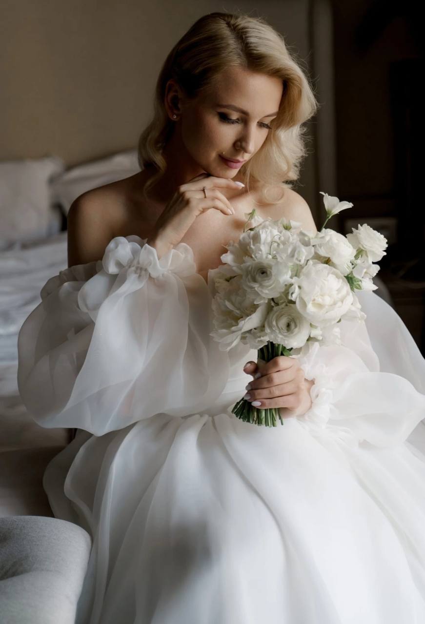 Zarter Braut-Look mit weichen Locken, Make-up von Natali Beliaeva, Bayern