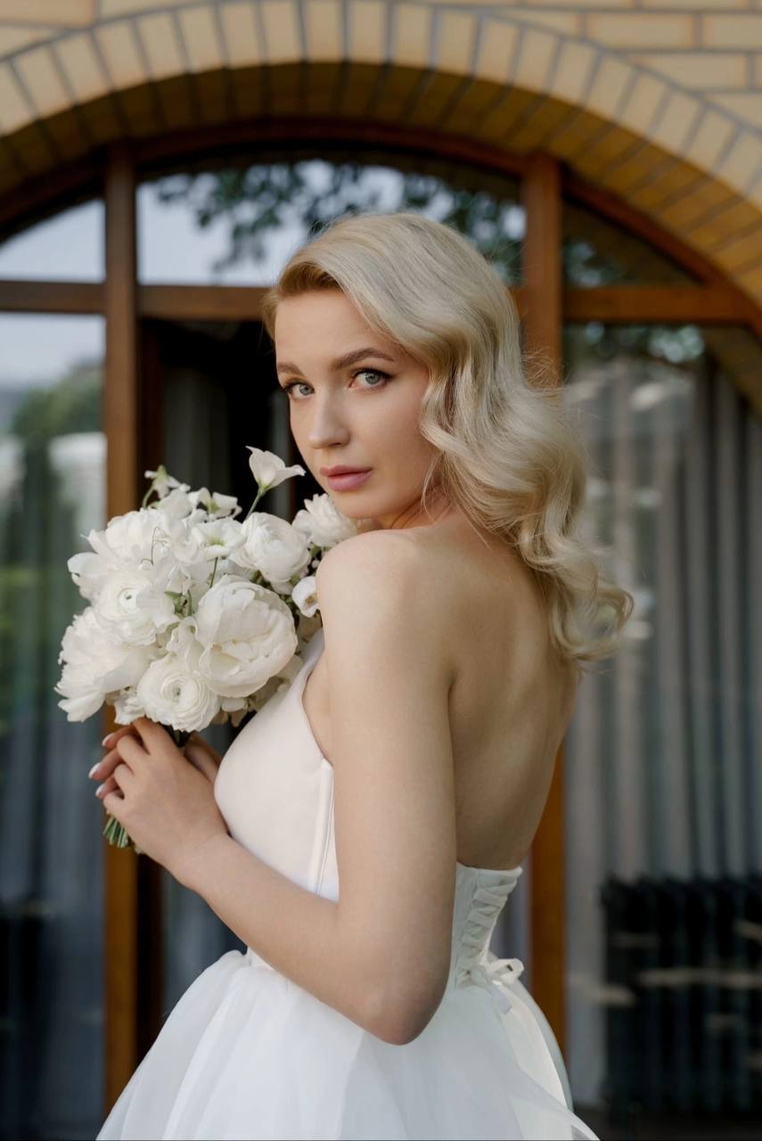 Brautstyling mit Locken und Make-up, Hochzeitslook von Natali Beliaeva