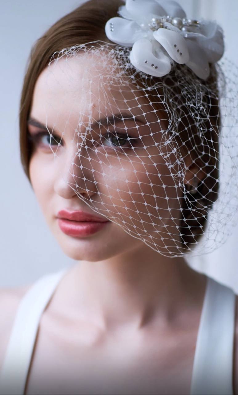 Braut-Make-up und Frisur mit Schleier und Blumen-Accessoire, Natali Beliaeva