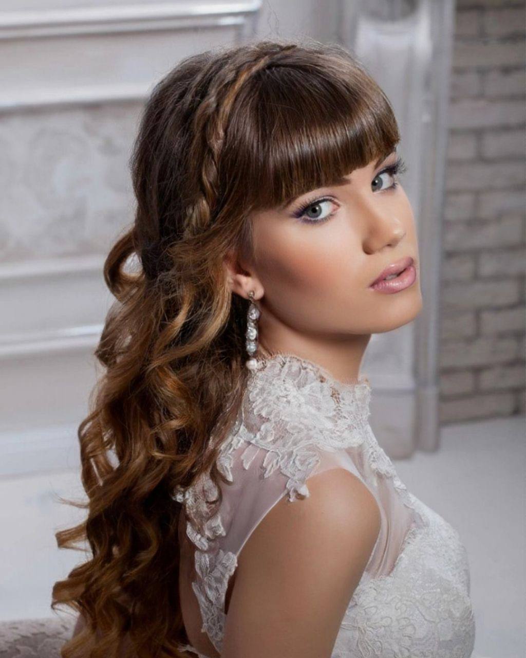 Braut-Make-up und Frisur mit langen Locken und Flechtfrisur, Visagistin Natali Beliaeva