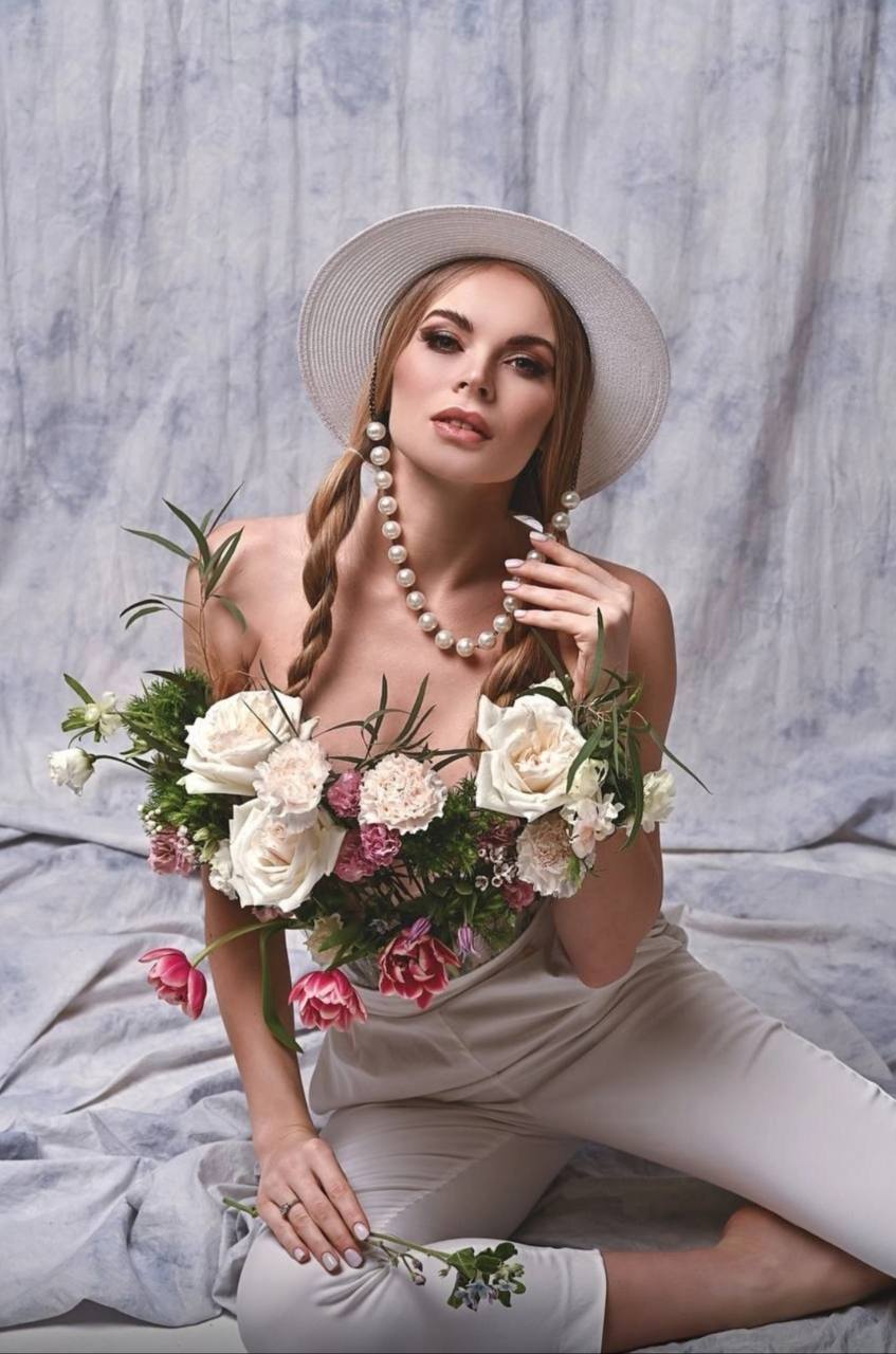Art-Fotoshooting mit floraler Stilistik, natürliches Make-up und Styling von Natali Beliaeva