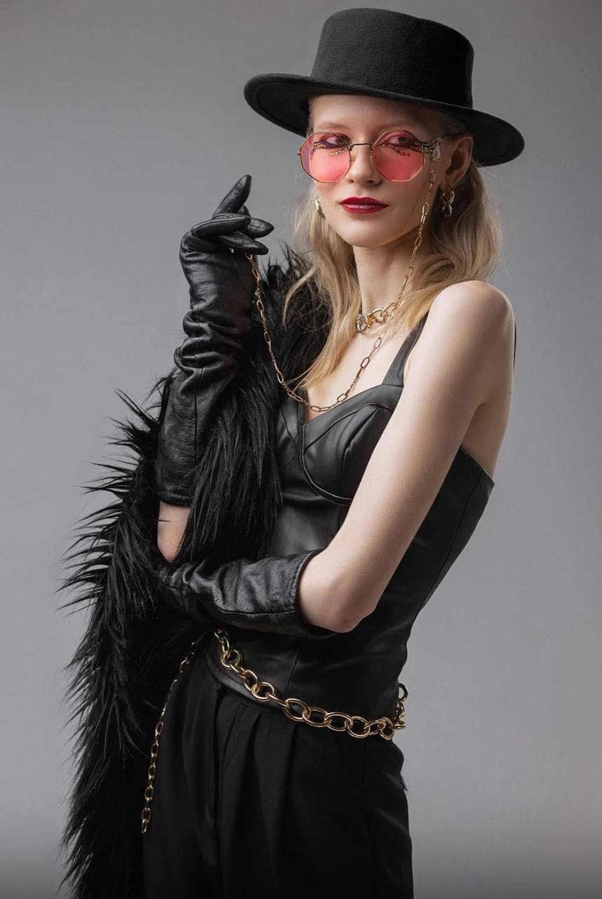 Modisches Fotoshooting im Total-Black-Stil mit Make-up und Frisur von Natali Beliaeva