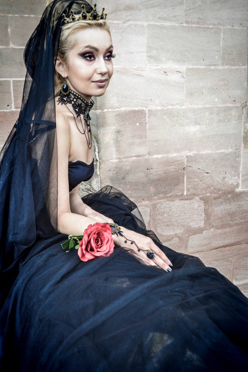 Gothic-Fotoshooting mit Make-up und Styling von Natali Beliaeva, Look im schwarzen Kleid mit roter Rose