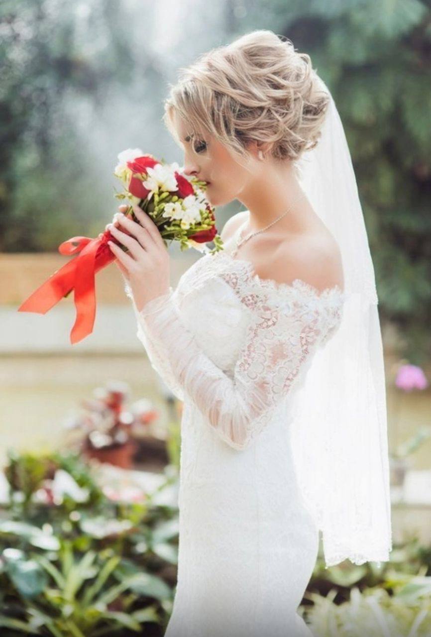 Klassisches Braut-Make-up und Frisur mit Schleier, Braut mit Blumenstrauß, Natali Beliaeva