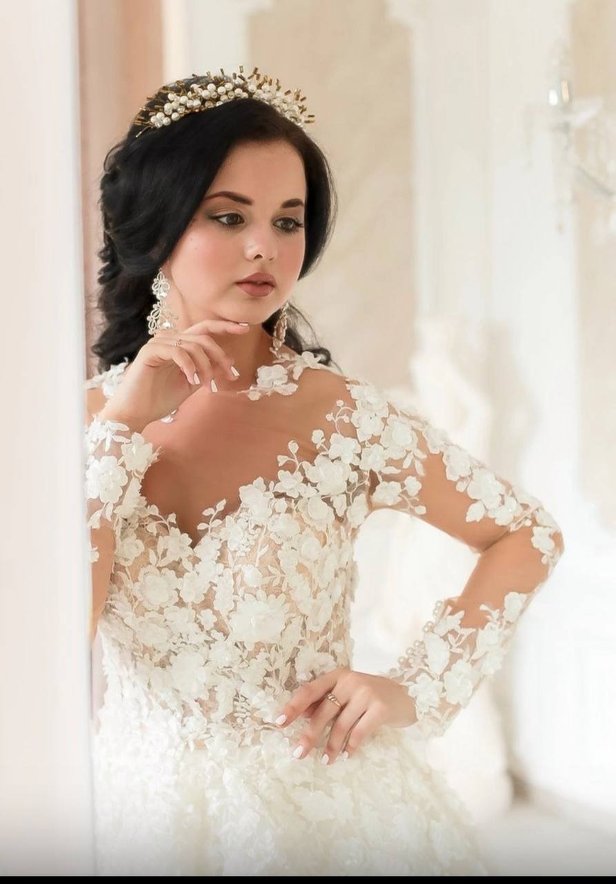 Braut-Make-up mit Betonung auf den Augen, Frisur mit Locken, Natali Beliaeva, Visagistin