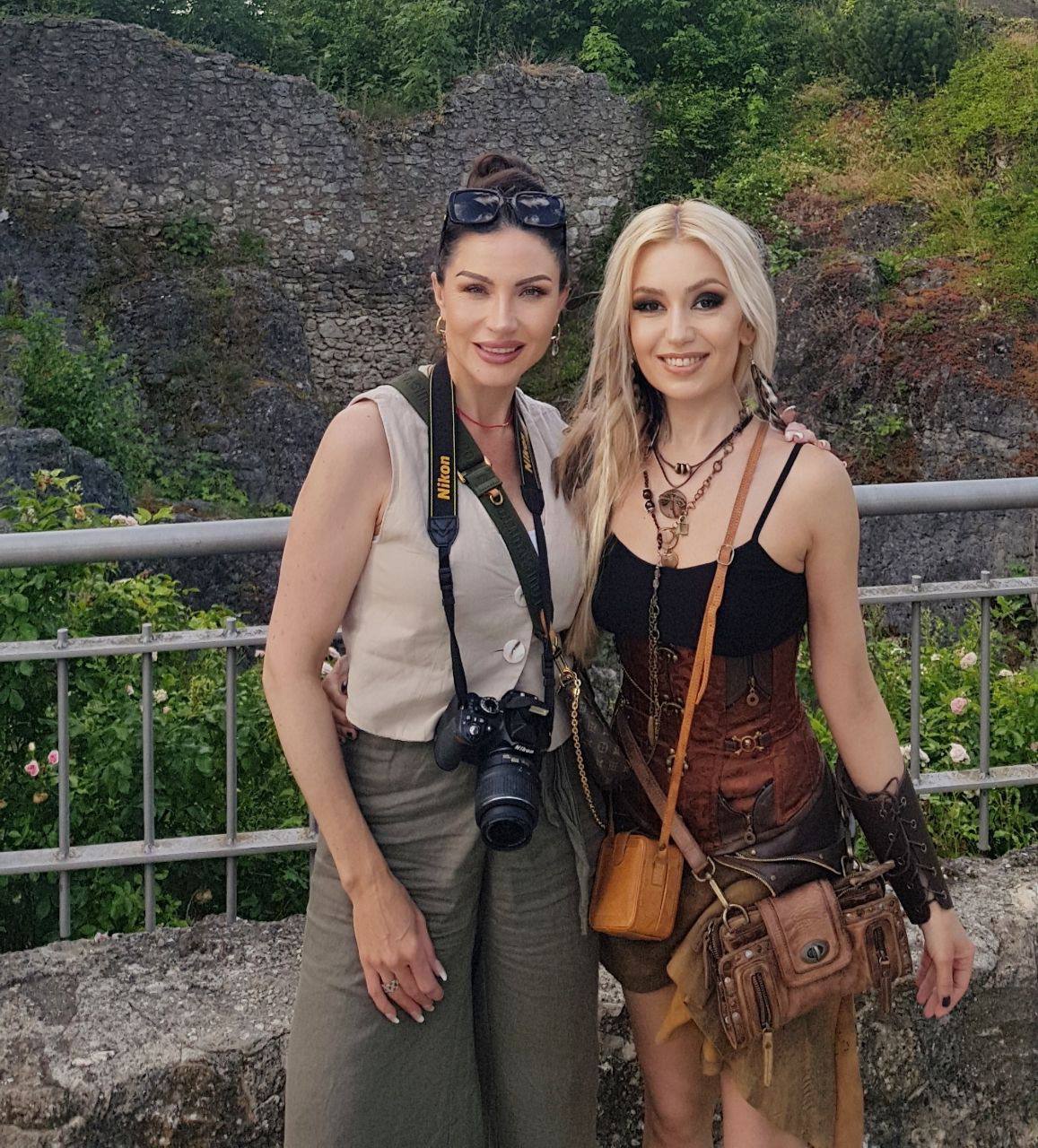 Hinter den Kulissen des Fantasy-Fotoshootings, Natali Beliaeva mit Model am Set