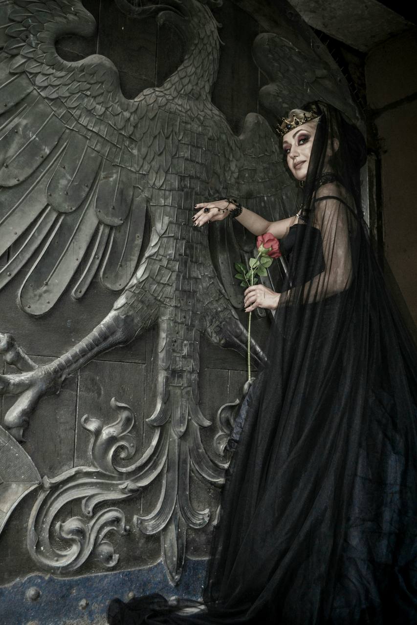 Kunst-Fotoshooting im mystischen Stil, Gothic-Look mit Make-up und Styling von Natali Beliaeva