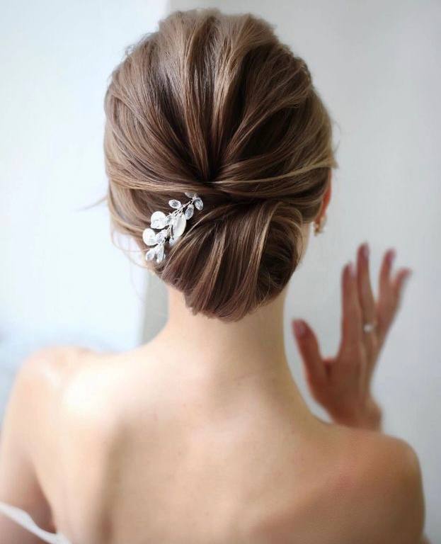 Klassische Brautfrisur – niedriger Dutt mit Haarschmuck, Natali Beliaeva