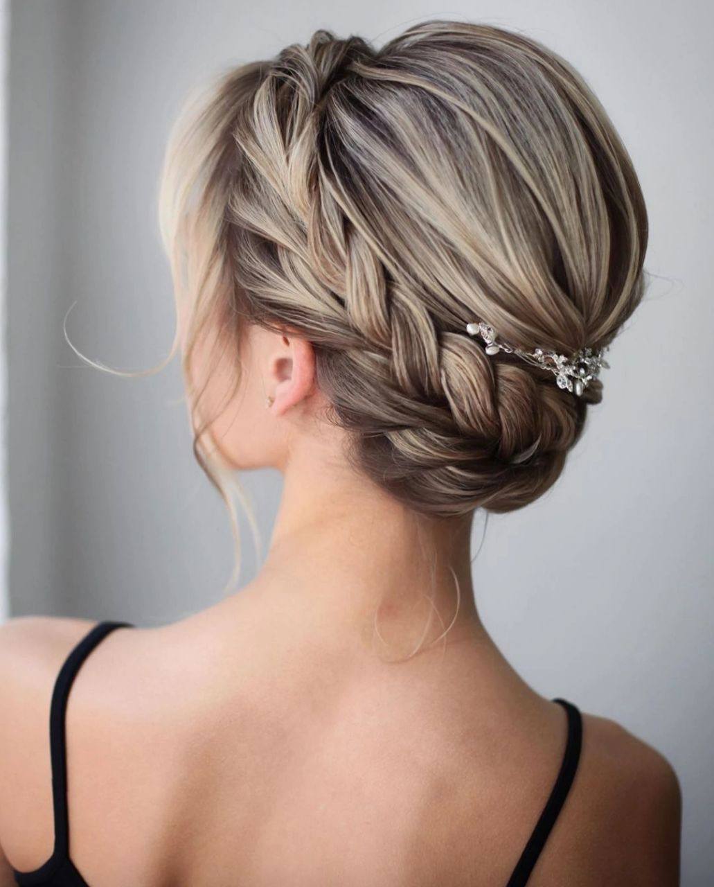Geflochtene Brautfrisur mit Haarschmuck, eleganter Look von Natali Beliaeva