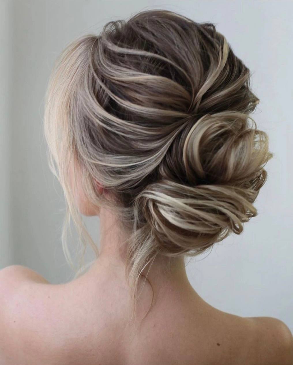 Zarte Abendfrisur – niedriger Dutt mit sanften Wellen, Natali Beliaeva