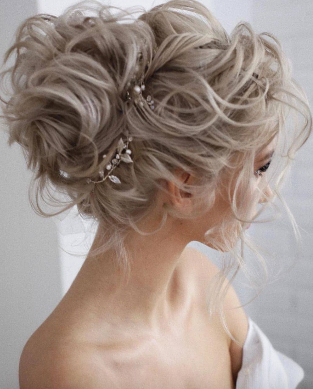 Voluminöse Braut- oder Abendfrisur mit Locken und Haarschmuck, Stylistin Natali Beliaeva