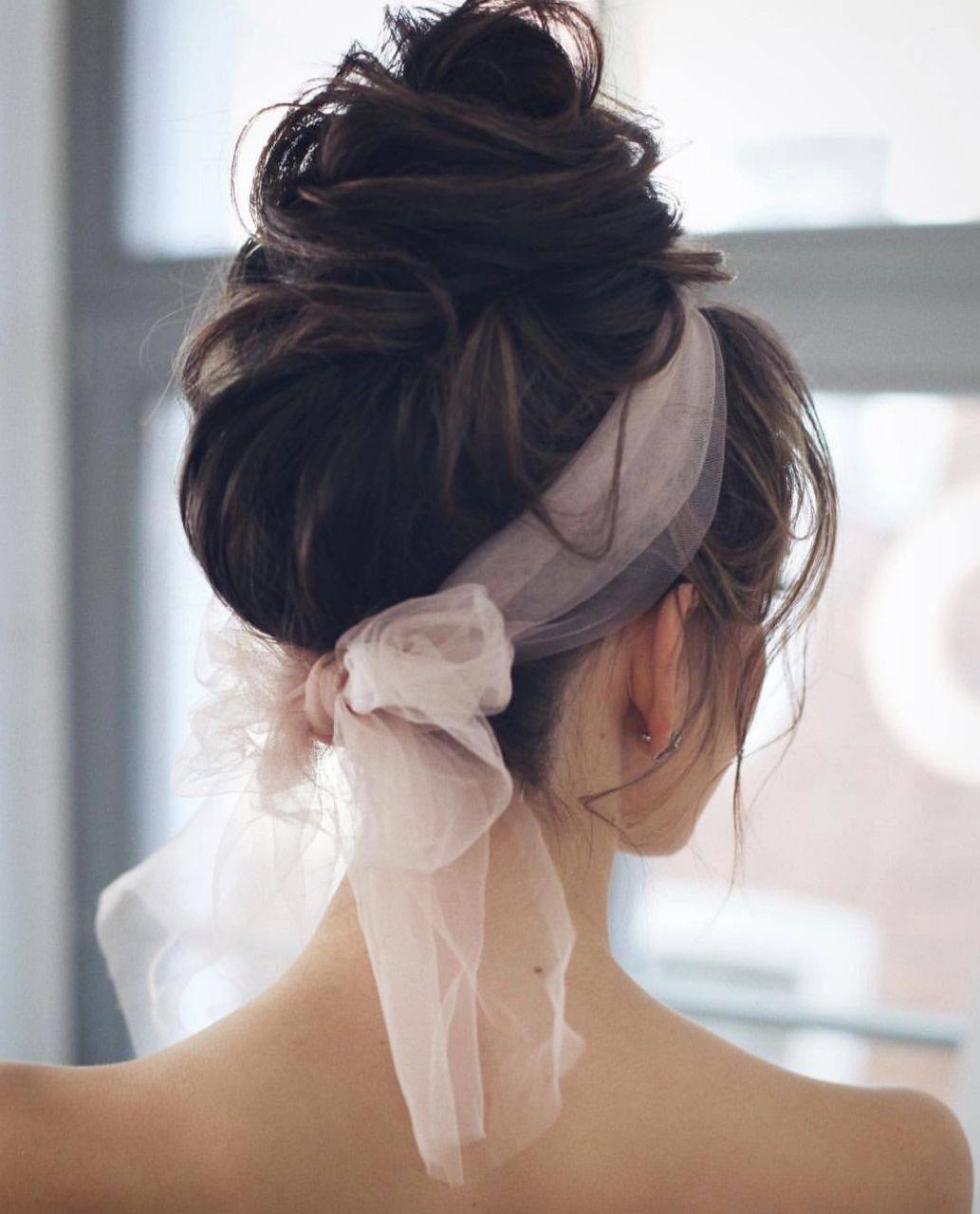 Elegante Hochsteckfrisur mit Schleife aus Seide, romantischer Look von Natali Beliaeva