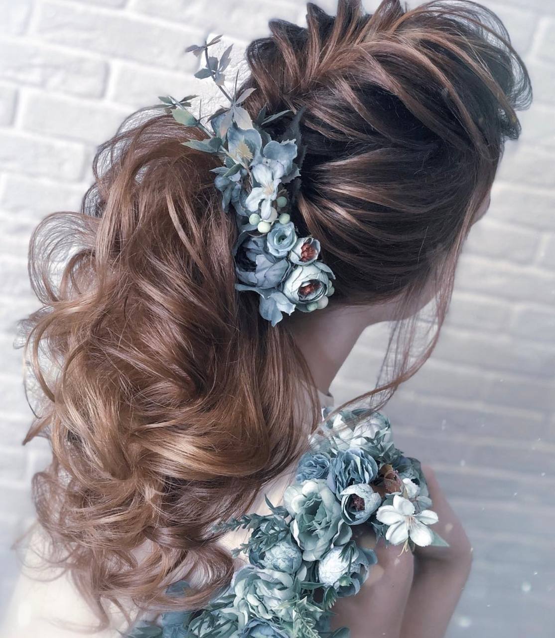 Abendfrisur mit Wellen und Blumenschmuck, Natali Beliaeva, Visagistin und Stylistin